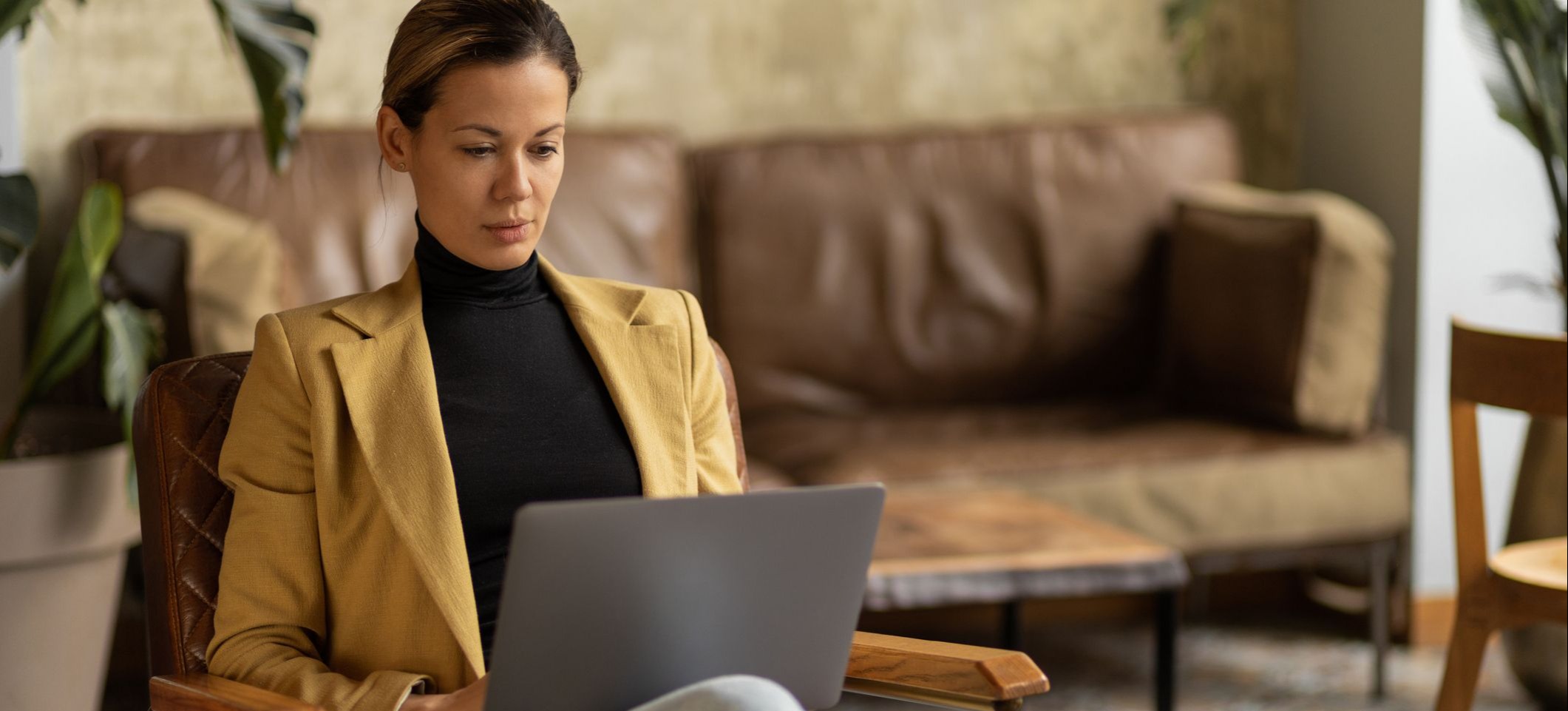 [Hauptbild] Ein angehender Projektmanager lernt Projektmanagementfähigkeiten kennen.