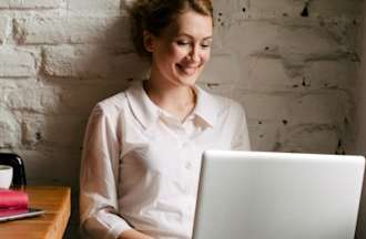 Candidate writing a cover letter for a project manager position in a cafe