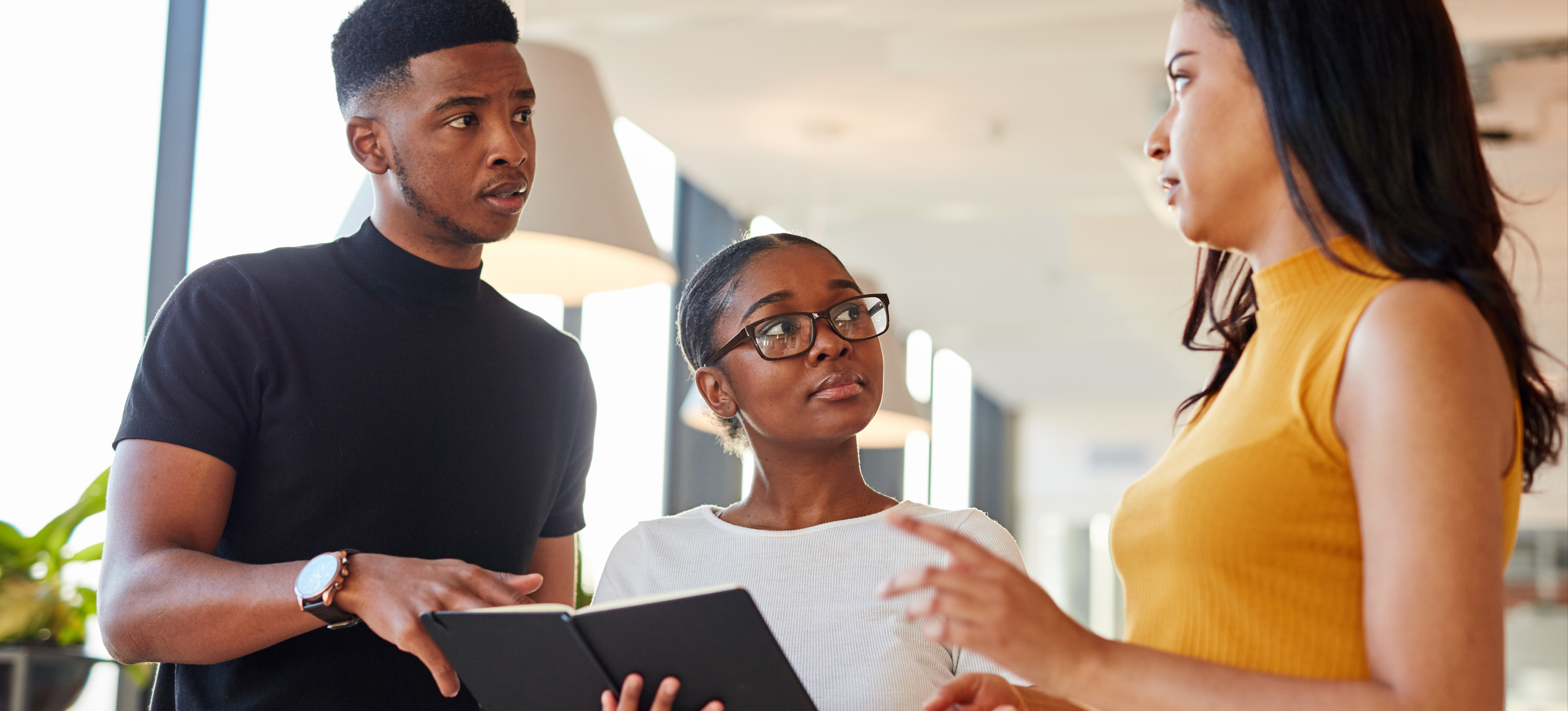[Featured Image] A group of colleagues is discussing international marketing.