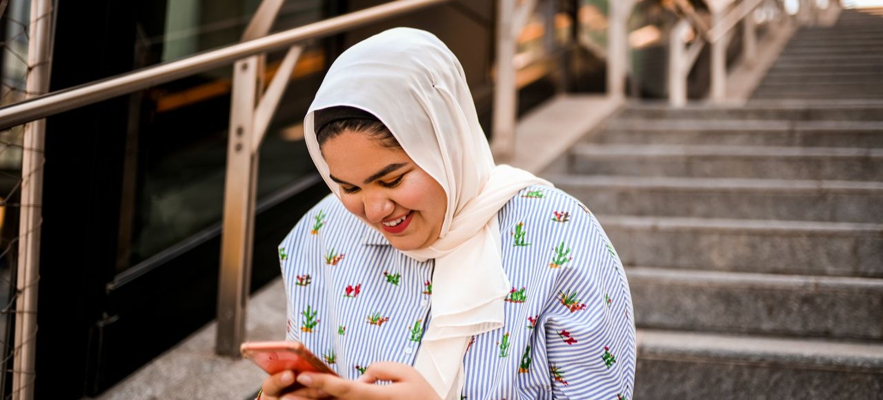 [Hauptbild] Ein UX-Designer liest ein Wertversprechen auf seinem Telefon.