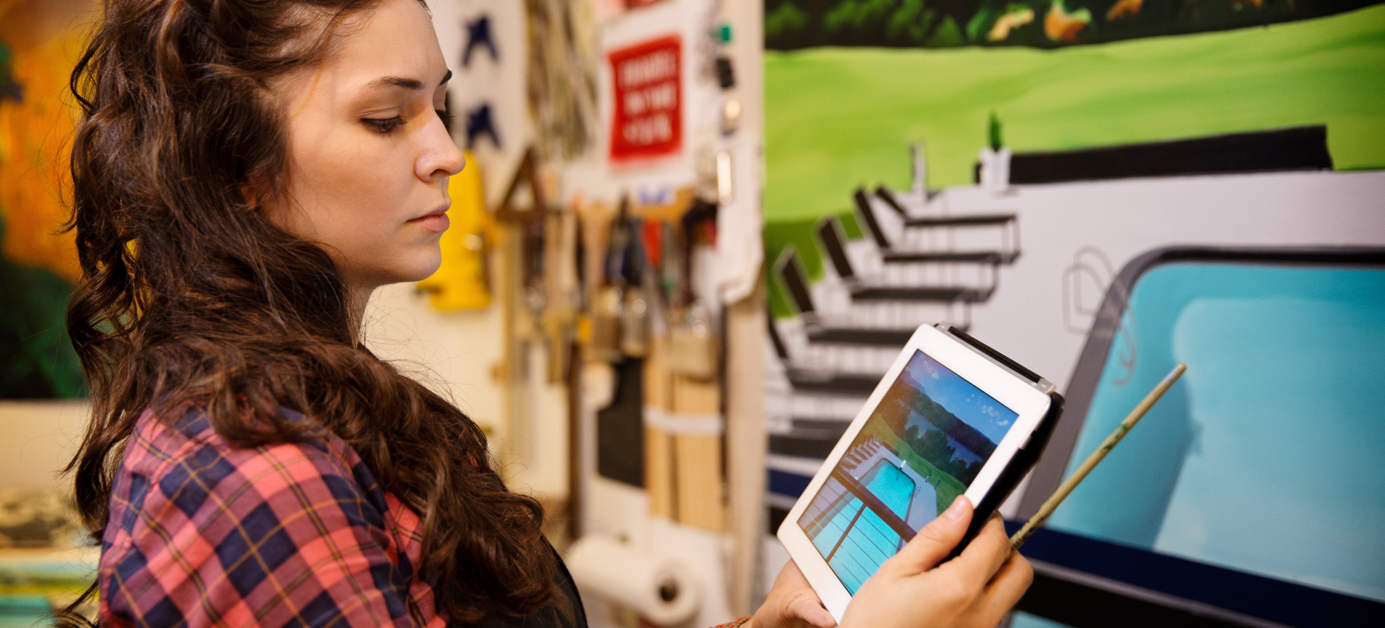 [Hauptbild] Ein UX-Designer verwendet ein Tablet, um einen Low-Fidelity-Prototyp zu erstellen.