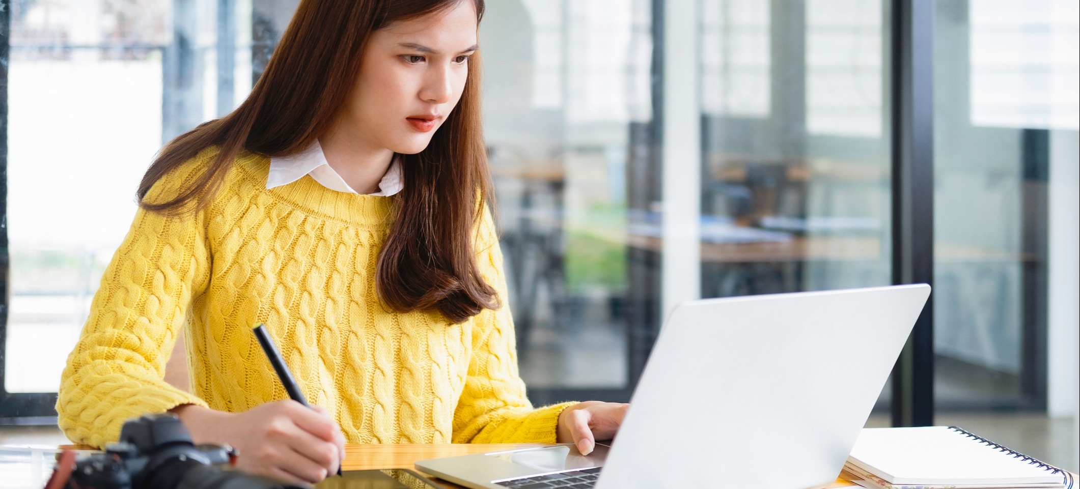 [Hauptbild] Eine UX-Designerin lernt an ihrem Laptop für ihr Benutzerinterview.
