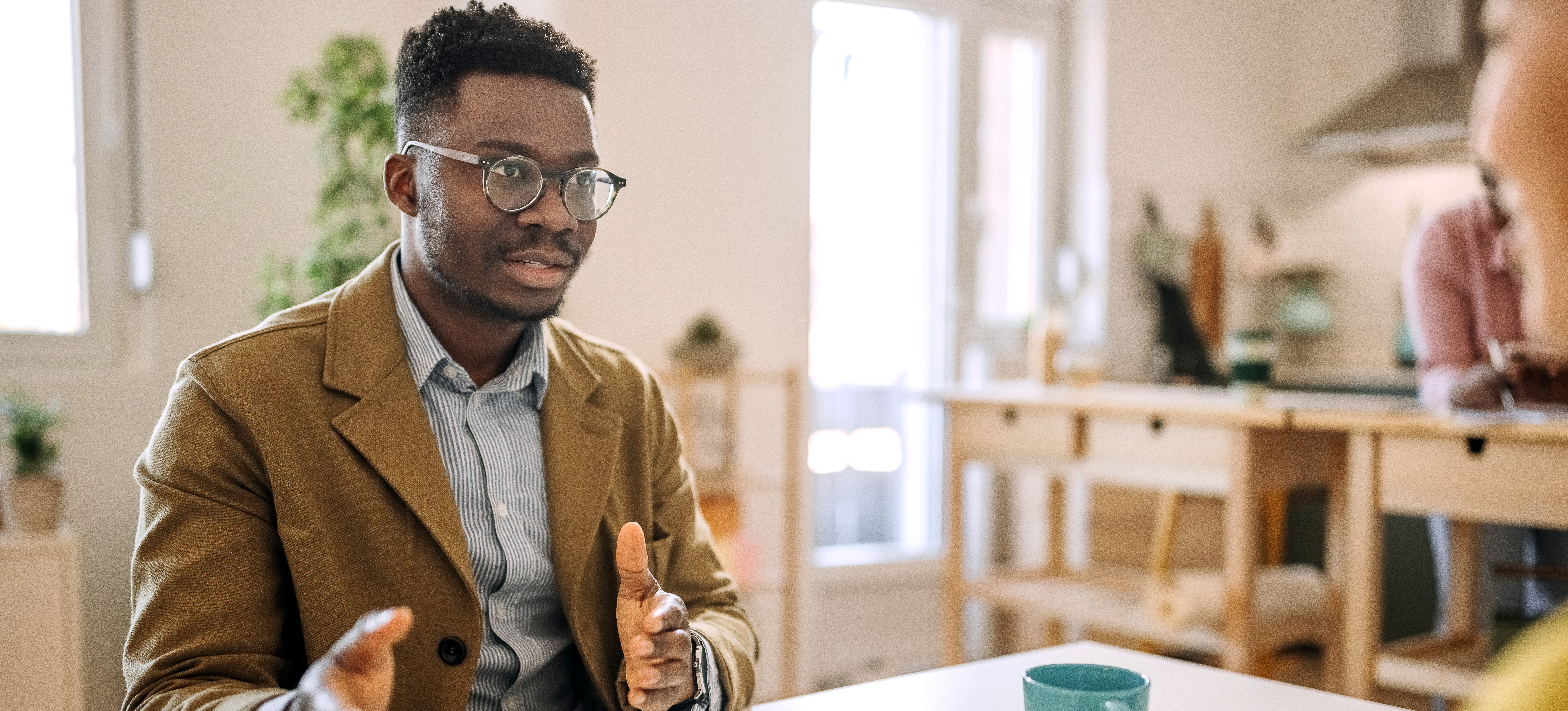 [Hauptbild] Ein Fachmann sitzt an einem Schreibtisch in einem Büro und beantwortet Fragen zum Systemdesign-Interview.