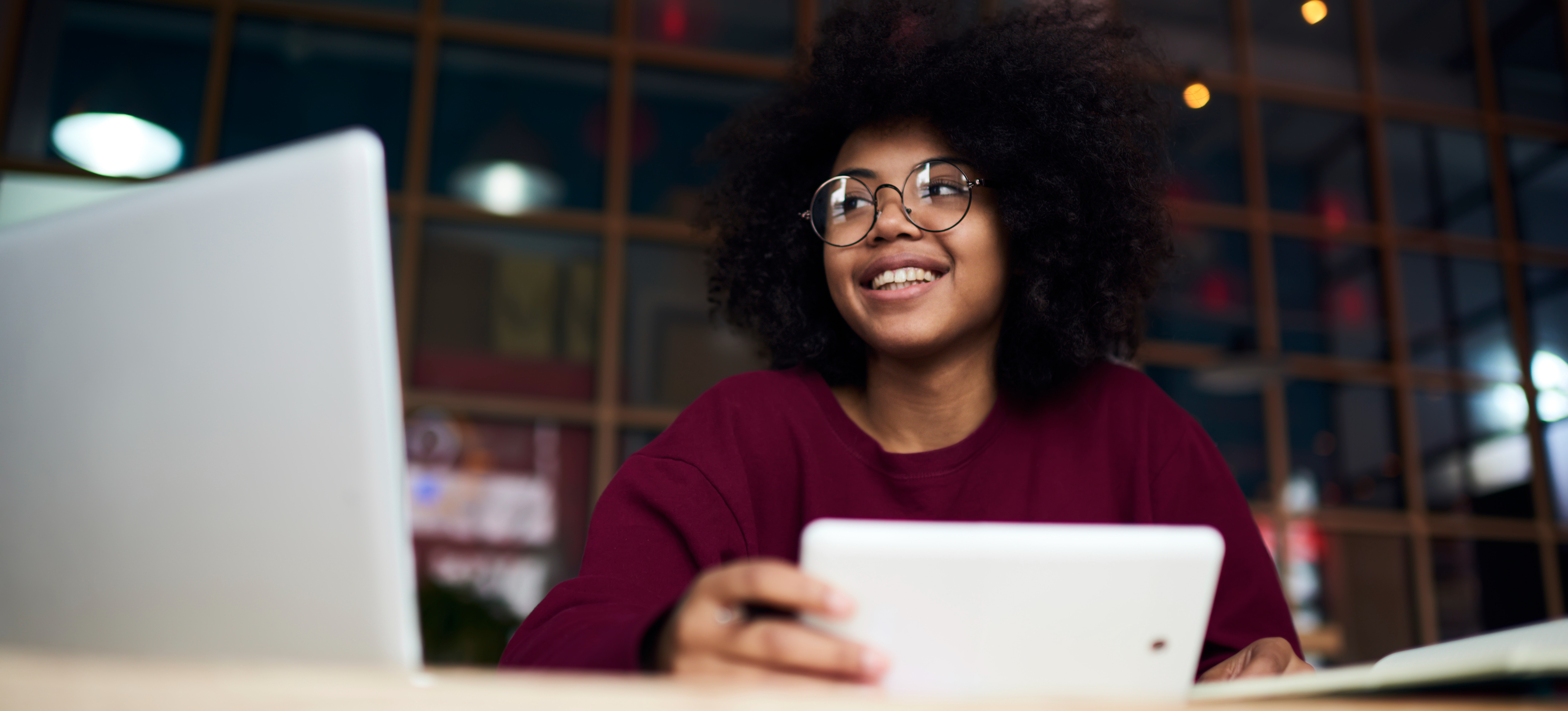 Glasses Wearing Employee Gives Head Job to Her Boss