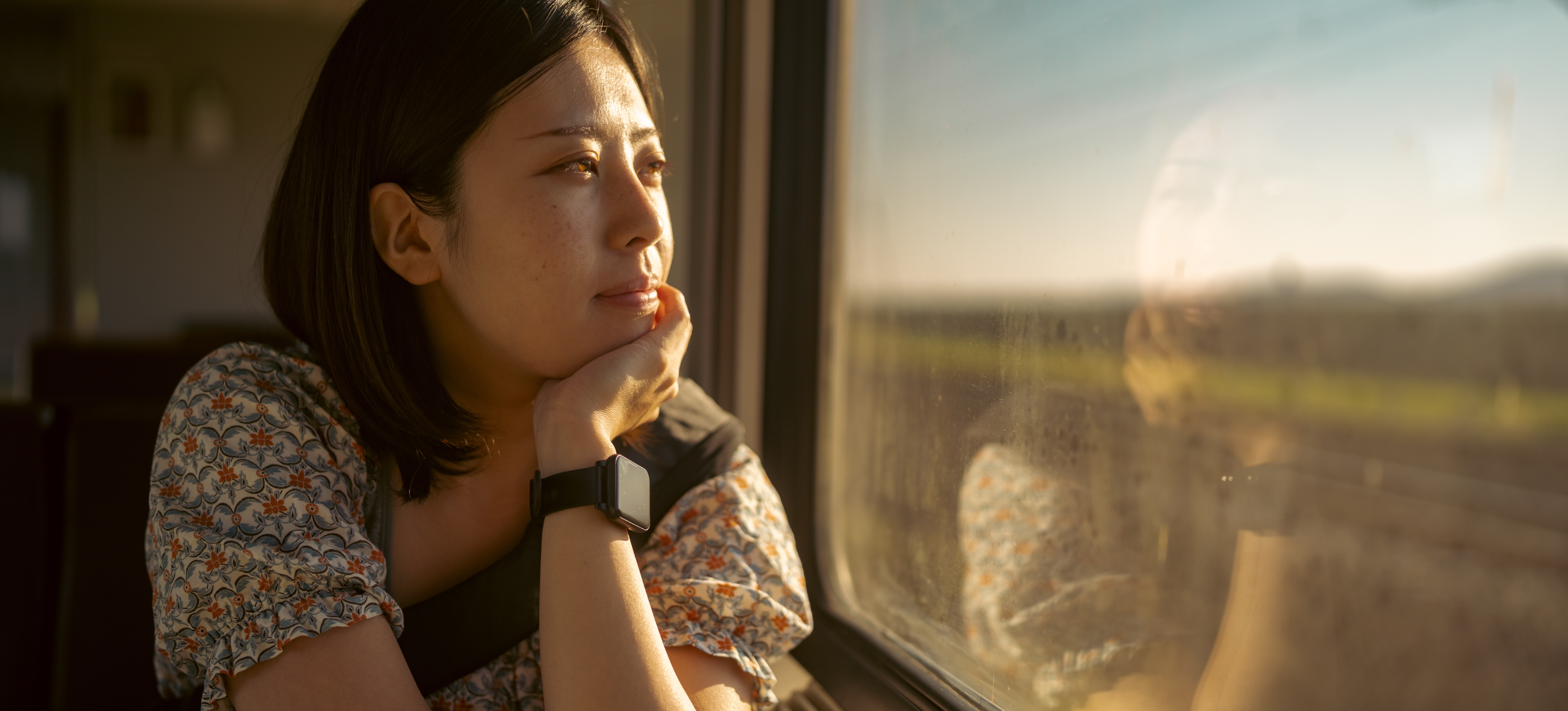 [Featured Image] A person engages in diffuse thinking as they gaze out of a train car window with their chin propped up on their hand.
