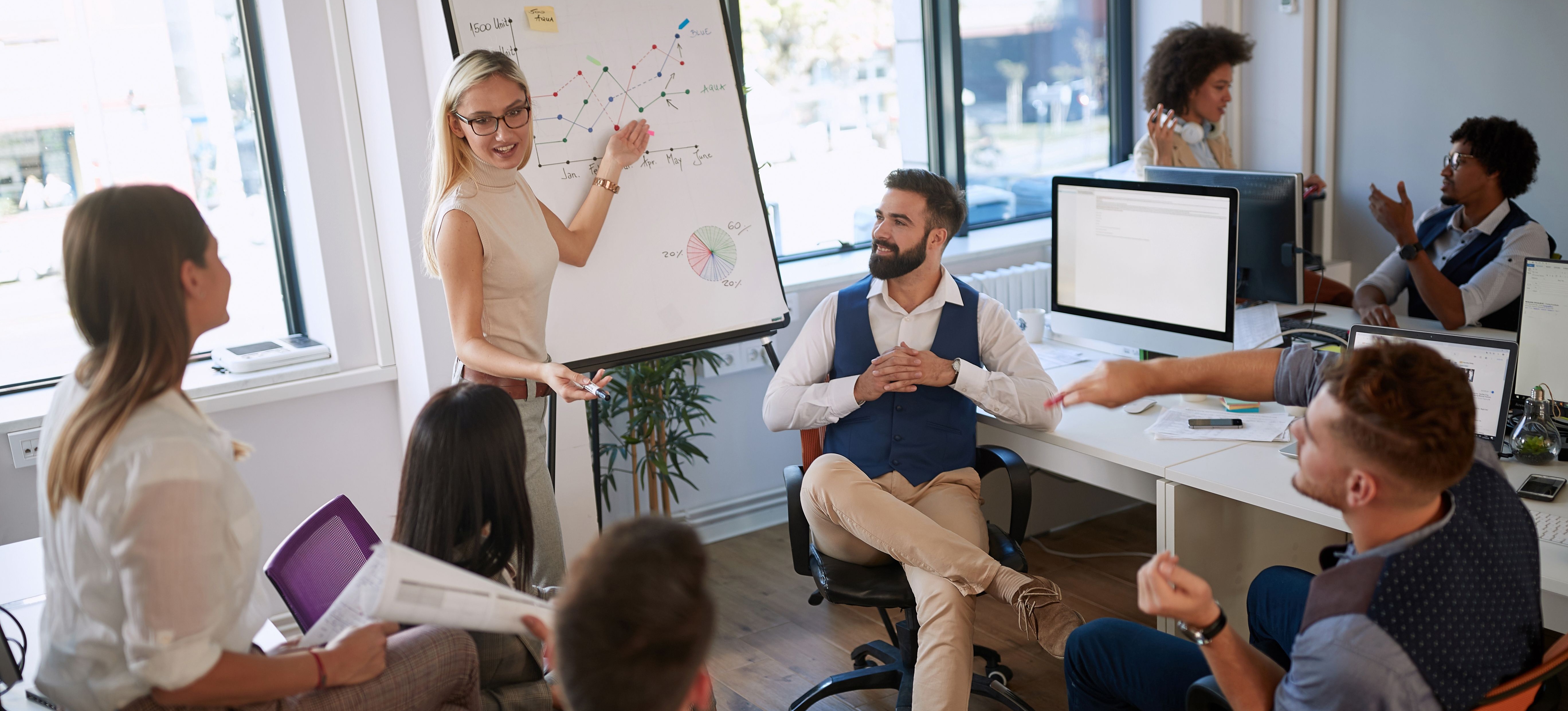 [Hauptbild] Ein Agile-Coach präsentiert einem Team ein Diagramm.