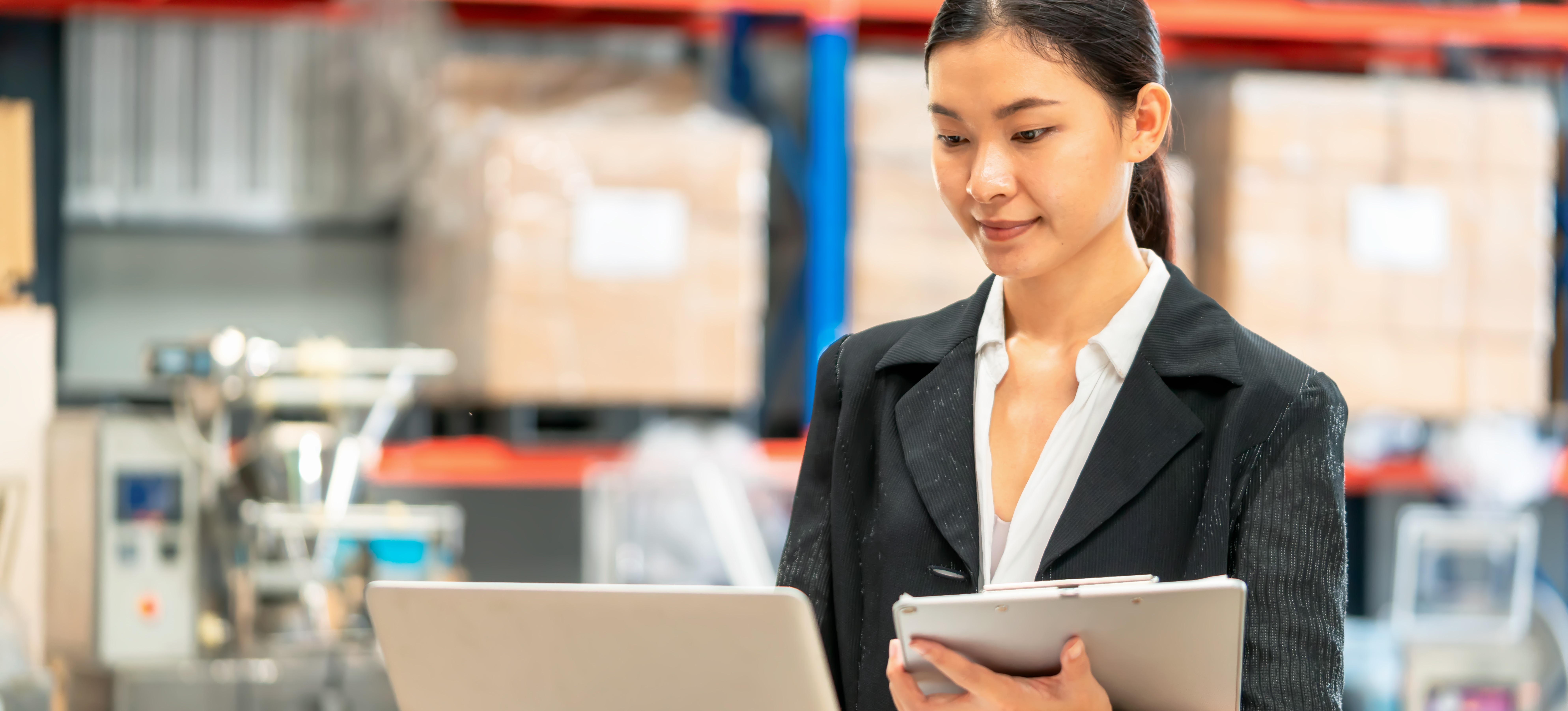 [Featured image] A product manager in product warehouse, using smart bid to manage bidding processes.