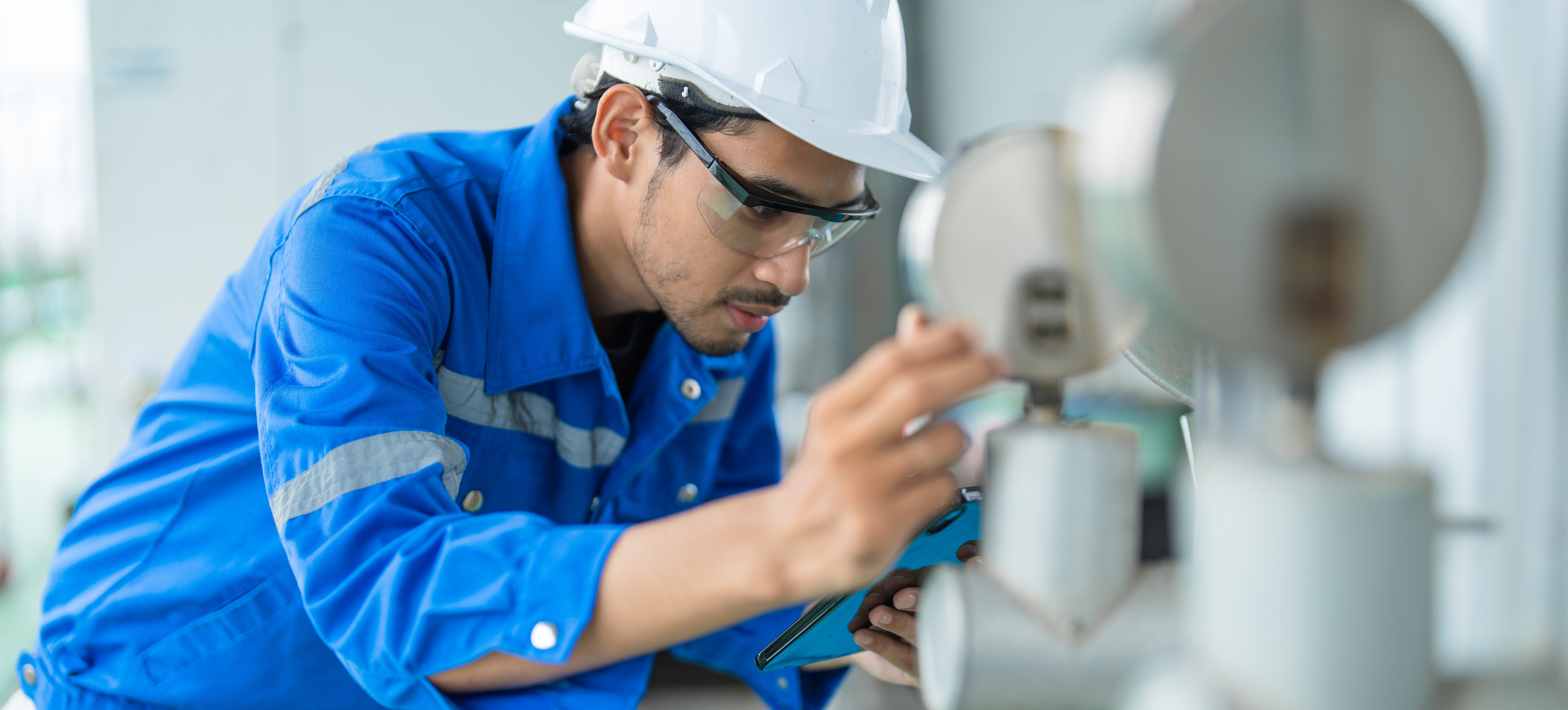 [Featured Image] A mechanical engineer is working at his new job after graduating with a BTech.