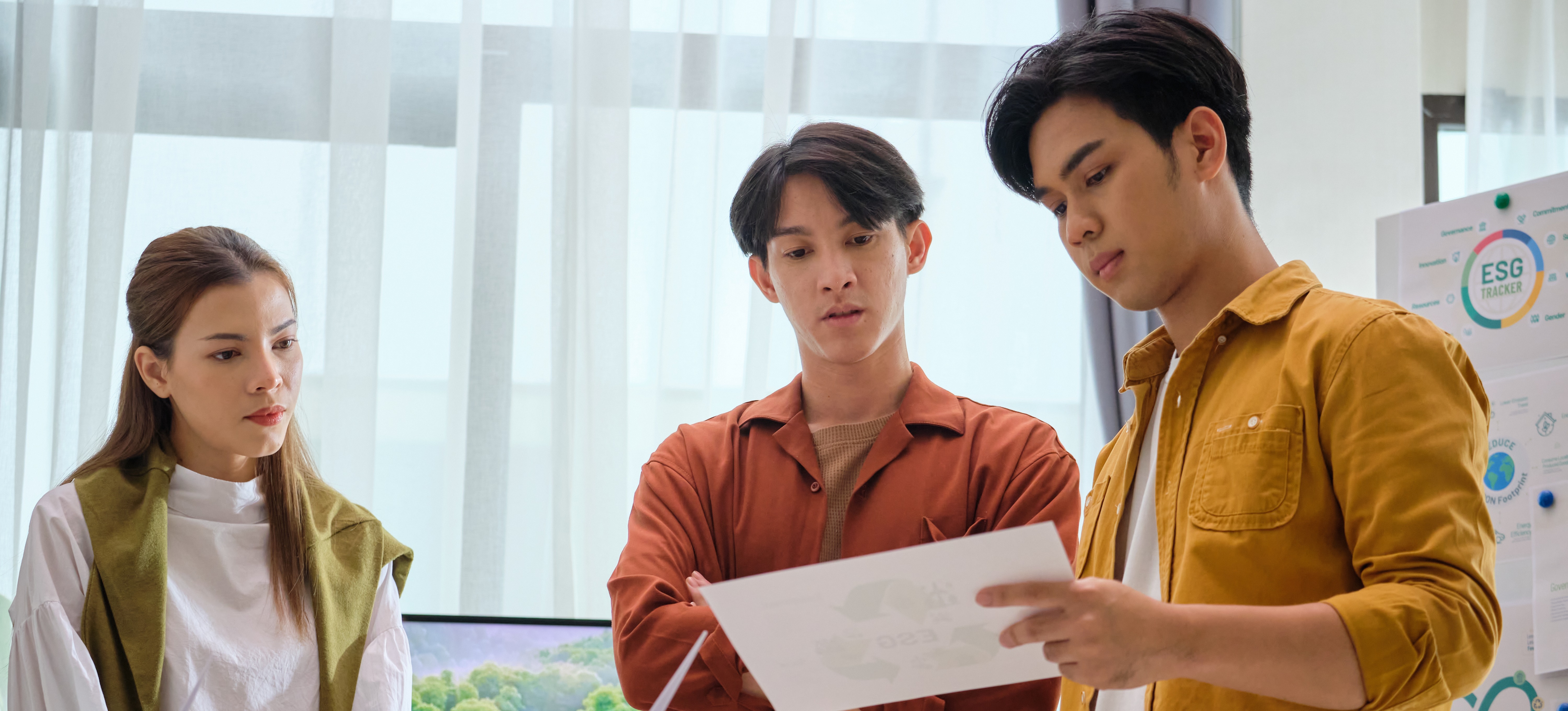 [Featured Image]: Two men and a woman discuss the best way to visualize data after learning what is a bubble chart.
