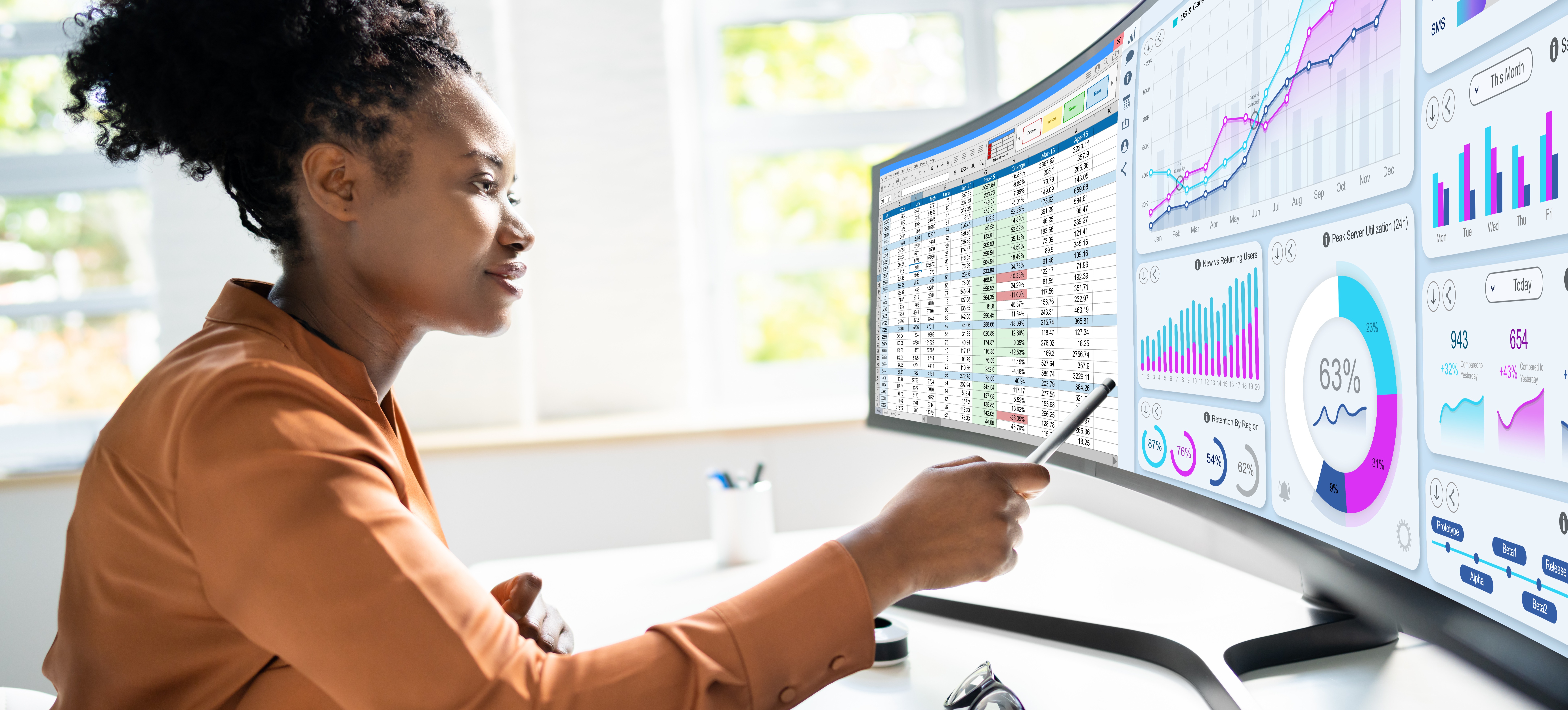 [Hauptbild] Ein Datenanalyst überprüft verschiedene Dateneinblicke zur Vorbereitung einer Präsentation und nutzt Storytelling mit Daten, um der Unternehmensleitung wichtige Kennzahlen zu vermitteln.