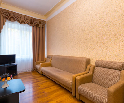Двухместный двухкомнатный 1 категории в санатории Здоровье  - диван