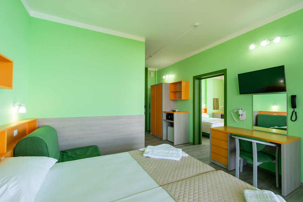 Стандарт ПК с балконом 4-х местный 2-х комнатный в санатории Шексна - вид на входную группу