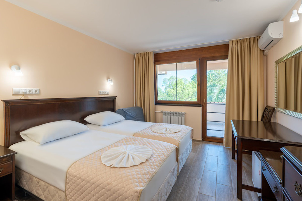 Стандарт с балконом 2-х местный 1-но комнатный в санатории Шексна - двуспальная кровать