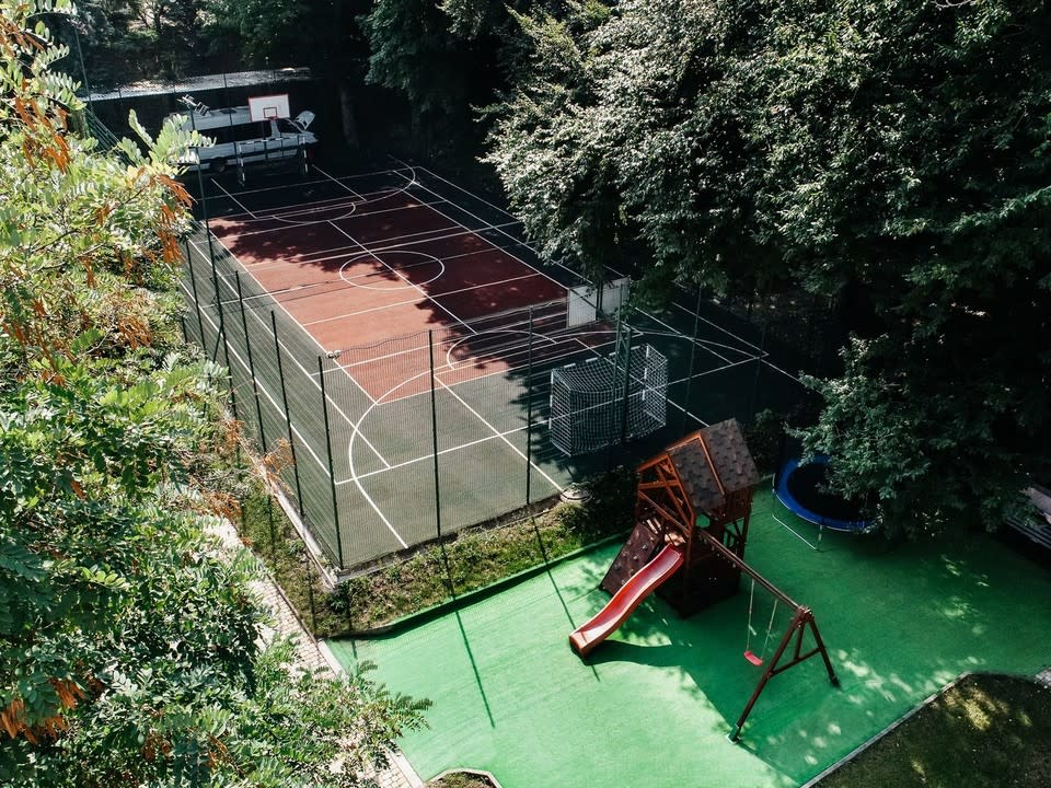 Теннисный корт - территория санатория