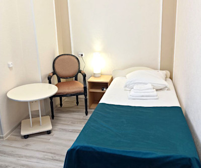 Одноместный однокомнатный 2 категории 1 корпус в санатории Здоровье - кровать
