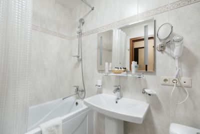 Номер двуниор сюит в санатории Славяновский Исток - ванная комната