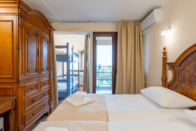 Стандарт с балконом 4-х местный 2-х комнатный в санатории Шексна - двуспальная кровать