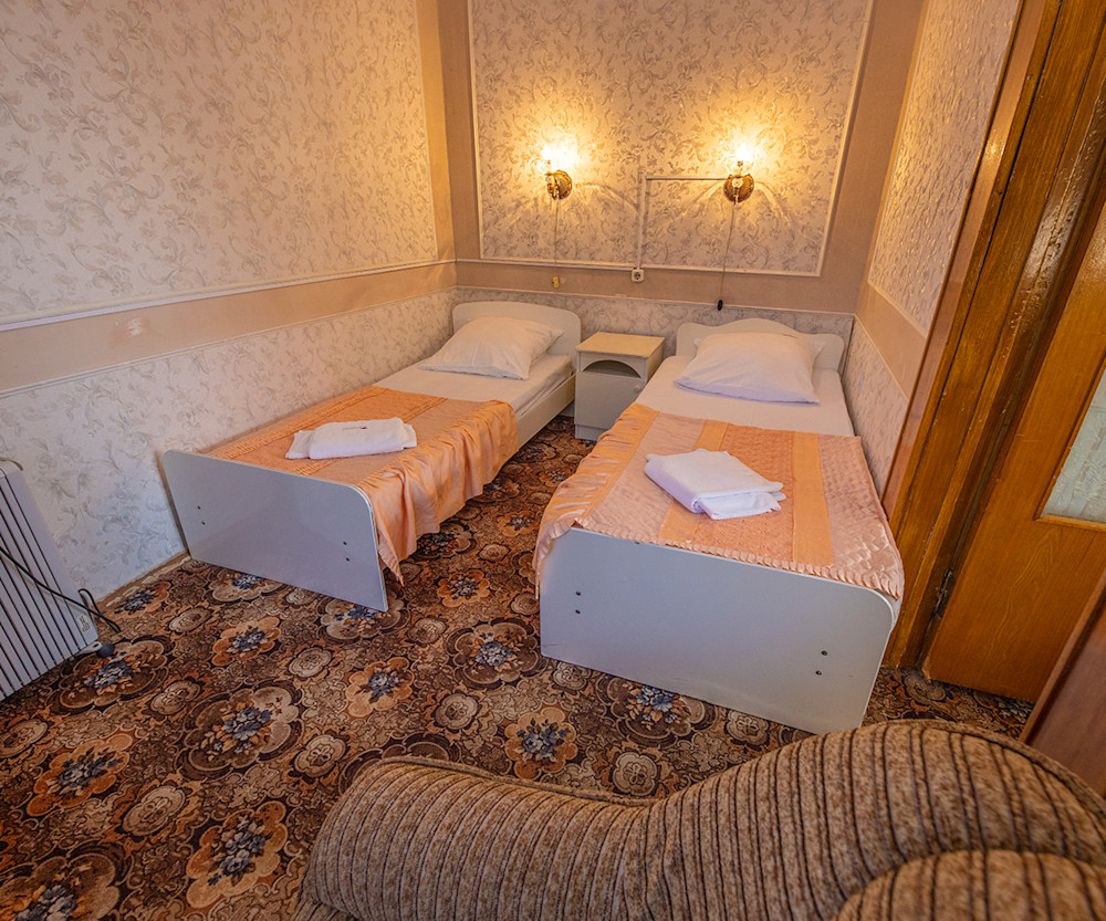 Двухместный двухкомнатный 3 категории 2 корпус в санатории Здоровье - кровати