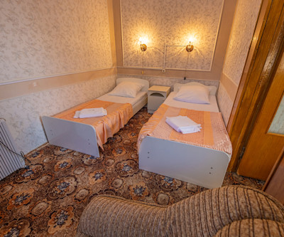 Двухместный двухкомнатный 3 категории 2 корпус в санатории Здоровье - кровати