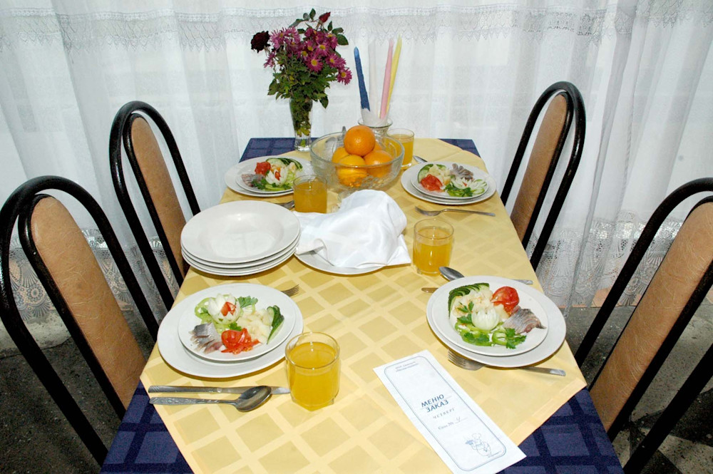 Пансионат поляны горки 10. Ресторан пансионат поляны. Сан лесная поляна в пятигорске. Сервировка столов в санатории. Лесные поляны питание.