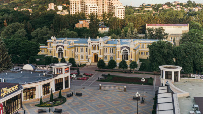 Санаторий Главные Нарзанные Ванны г. Кисловодск - вид из парка на санаторий