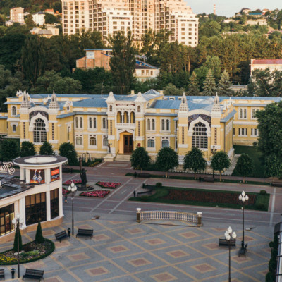 Санаторий Главные Нарзанные Ванны г. Кисловодск - вид из парка на санаторий