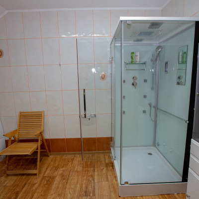 Вилла Арнест Кисловодск - коттедж Вера, апартамент, ванная комната (вид сбоку)