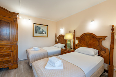 Стандарт с балконом 3-х местный 1-но комнатный в санатории Шексна - односпальные кровати