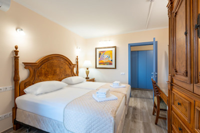 Стандарт с балконом 4-х местный 2-х комнатный в санатории Шексна - двуспальная кровать