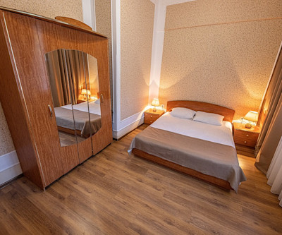 Двухместный двухкомнатный 1 категории в санатории Здоровье - кровать в номере