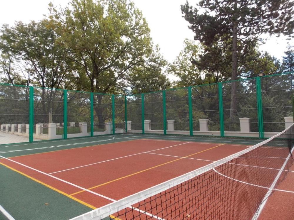 Спортивная площадка/теннисный корт