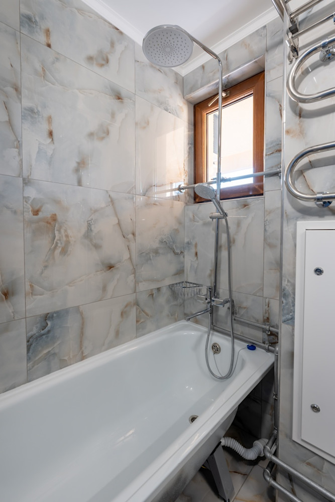 Стандарт с балконом 3-х местный 1-но комнатный в санатории Шексна - ванная комната