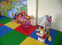 Детские игрушки в игровой комнате