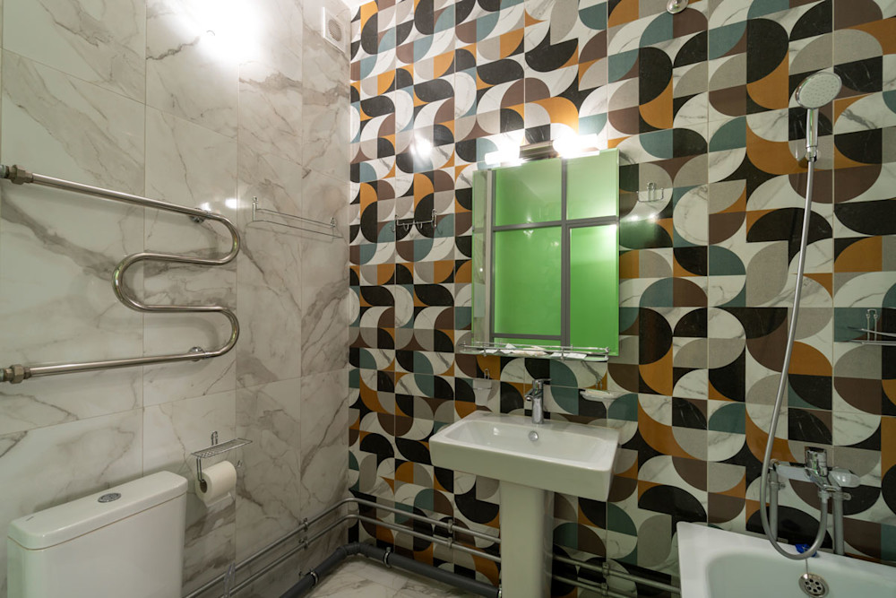 Стандарт с балконом 2-х местный 1-но комнатный (доп.место двухъярусная кровать) в санатории Шексна - ванная комната