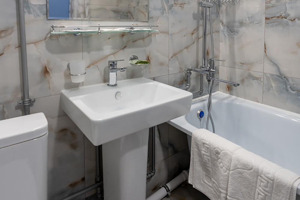 Стандарт с балконом 2-х местный 1-но комнатный в санатории Шексна - ванная