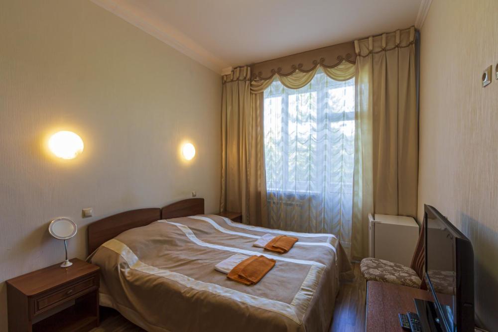 номер Комфорт в санатории Узбекистан- двуспальная кровать и окна