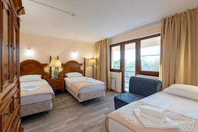 Стандарт с балконом 3-х местный 1-но комнатный в санатории Шексна - общий вид номера