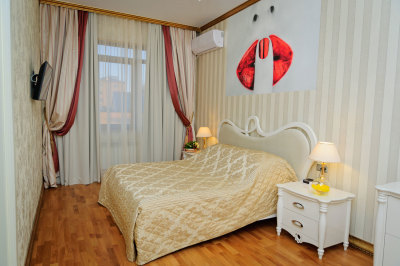Двуспальная кровать в романтическом люксе «Целебный нарзан»