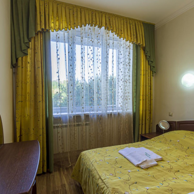 номер Люкс в санатории Узбекистан - Двуспальная кровать и окно