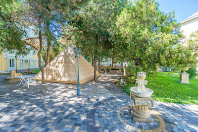 Пансионат Урал Анапа, пирамида на территории