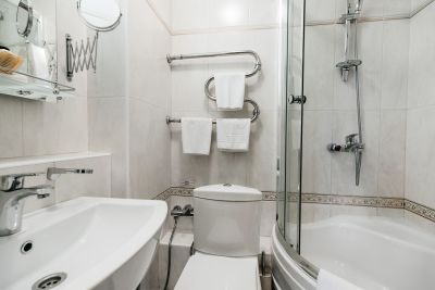 Номер стандарт в санатории Славяновский Исток - ванная комната
