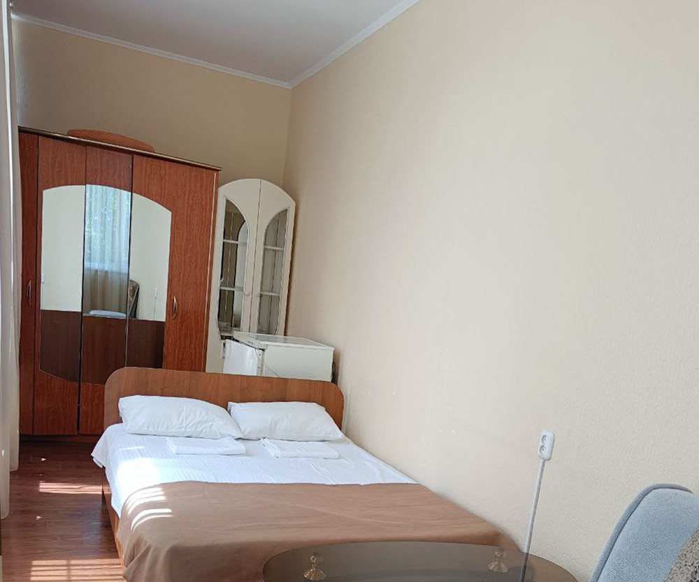 Люкс 2-комнатный 2-местный 1 корпус в Здоровье - кровать