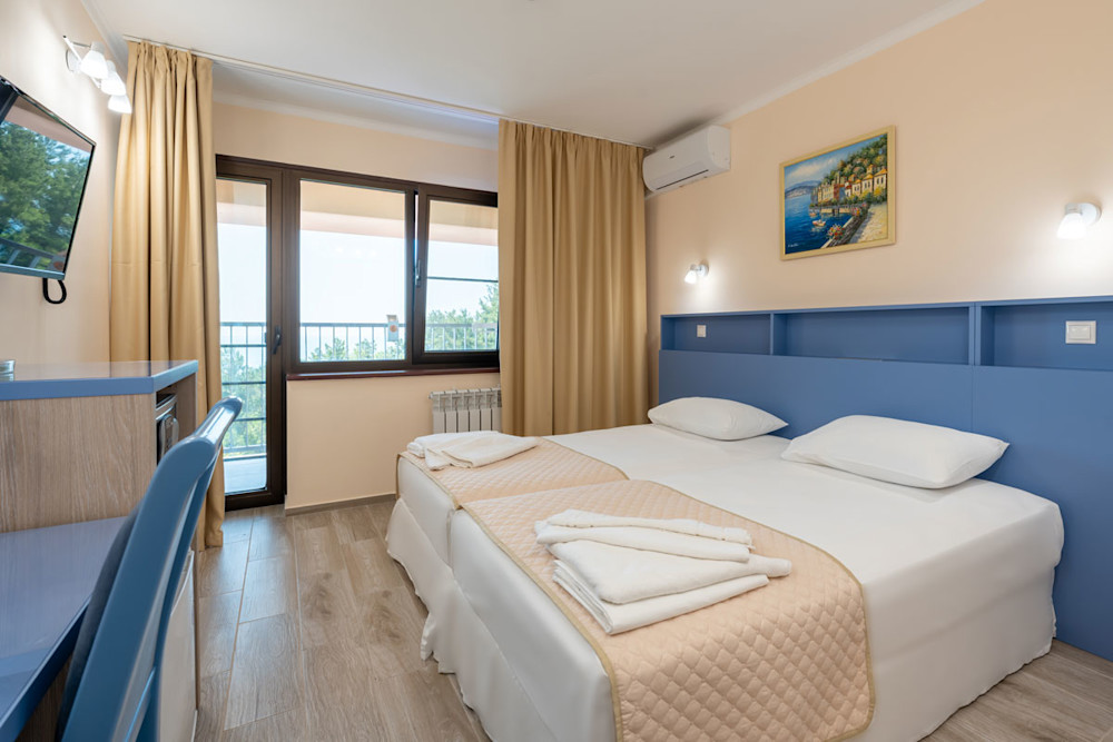 Стандарт с балконом 2-х местный (без доп. мест) в санатории Шексна - двуспальная кровать