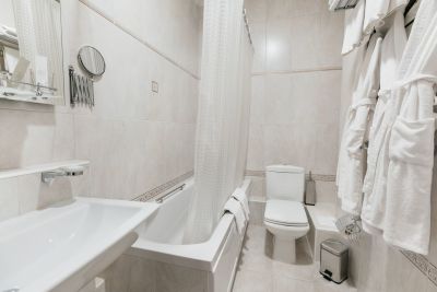 Номер ДеЛюкс в санатории Славяновский Исток - ванная комната