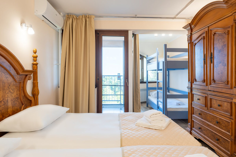 Стандарт с балконом 4-х местный 2-х комнатный в санатории Шексна - двухуровневая кровать