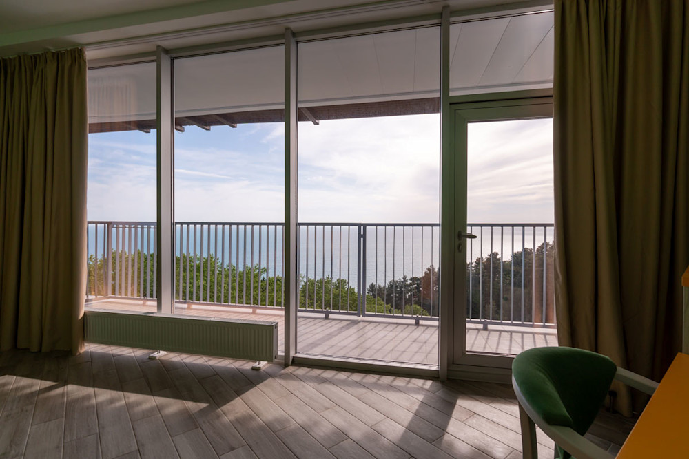 Стандарт с балконом 4-х местный 2-х комнатный в санатории Шексна - вид на море изнутри номера