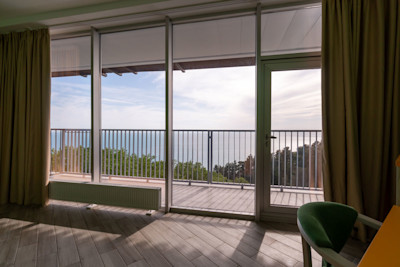 Стандарт с балконом 4-х местный 2-х комнатный в санатории Шексна - вид на море изнутри номера