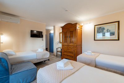 Стандарт с балконом 3-х местный 1-но комнатный в санатории Шексна - кровати в номере