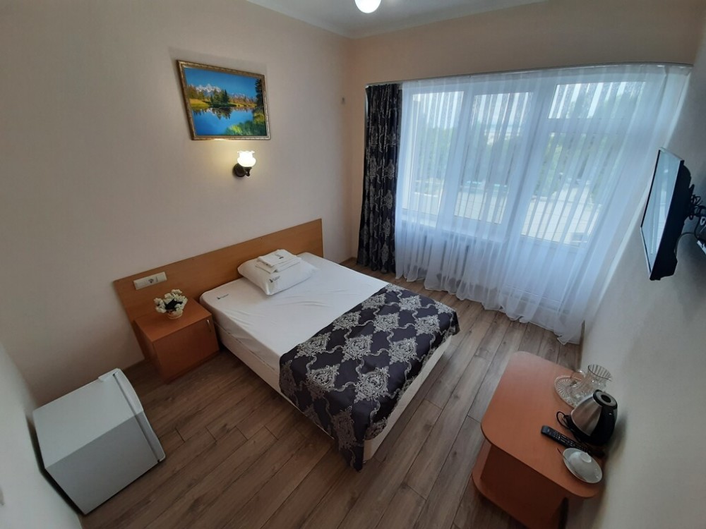 Санаторий Дубрава Железноводск - одноместный 2 категории, спальная комната (вид сбоку)