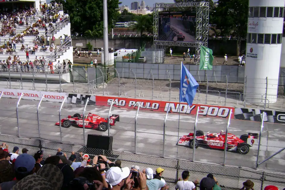 Thumbnail: 2010 IZOD IndyCar Series - São Paulo Indy 300 Carros em fila para relargar - Cars pacing before the race restart (26478594324) by Deni Williams (CC BY 2.0)